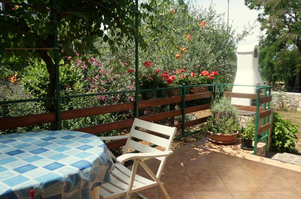 Studio And Apartment Nadia With Garden Porec Room photo