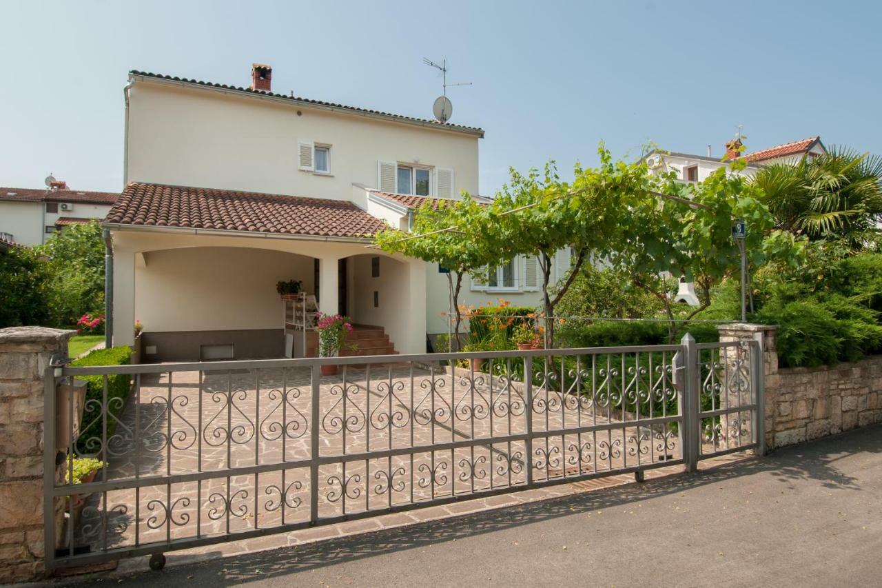 Studio And Apartment Nadia With Garden Porec Exterior photo