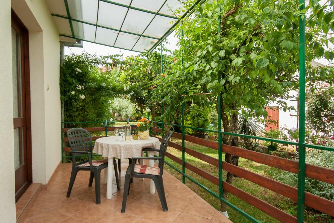 Studio And Apartment Nadia With Garden Porec Exterior photo